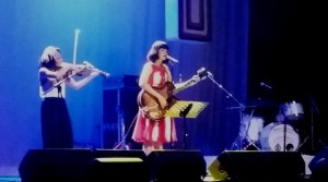 Mela dengan biola dan Sari yang merasa canggung dengan gitarnya